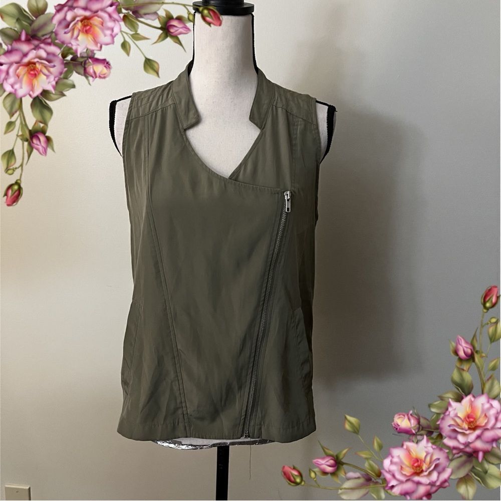 NY & CO zip up sleeveless olive color‎ top / blouse